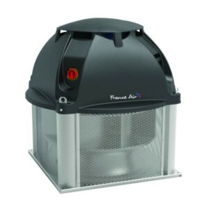 Tourelle France Air Simoun Monophasé – Extraction efficace pour hotte professionnelle La tourelle d’extraction Simoun monophasée, conçue par France Air, offre une solution performante et compacte pour la ventilation en toiture des hottes professionnelles. Elle convient parfaitement aux environnements de cuisine pro, où l’efficacité et la simplicité d’installation sont essentielles. Une solution simple et fiable en monophasé Fonctionnant en monophasé, cette tourelle permet une installation rapide, sans nécessité de raccordement triphasé. Elle s’adapte facilement aux petites et moyennes cuisines, notamment dans les restaurants, snacks, dark kitchens ou food trucks. Plusieurs tailles disponibles selon vos besoins Pour s’adapter à différents débits d’air, cette tourelle est disponible en plusieurs tailles : 1000-4-mono 2000-4-mono 3000-4-mono 5000-4-mono Ces variantes permettent de choisir un modèle parfaitement adapté à la taille de la hotte et à la configuration de la cuisine. Idéale pour une extraction en toiture Installée directement en toiture, la tourelle France Air Simoun assure une extraction verticale efficace des fumées, graisses et vapeurs. Elle contribue ainsi à maintenir un environnement de travail sain et conforme aux normes d’hygiène. En optant pour la tourelle d’extraction France Air Simoun monophasée, vous choisissez une ventilation fiable, silencieuse et simple à intégrer, parfaitement adaptée à l’univers exigeant de la restauration professionnelle.