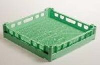 Panier lave-vaisselle universel robuste pour assiettes en cuisine professionnelle.