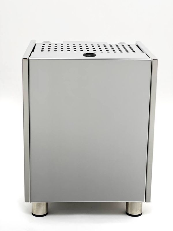 Machine à café automatique professionnelle en acier inoxydable avec panneau de commande électronique.